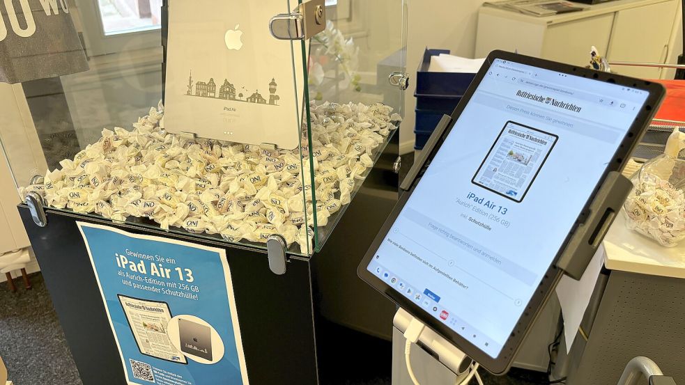 Exklusiv nur bei den ON: Zum Stadtfest gibt es am Stand in der Osterstraße ein iPad mit der Aurich-Skyline als Gravur zu gewinnen. Es gilt die Anzahl der Bonbons in der Vitrine zu schätzen. Foto: Udo Hippen