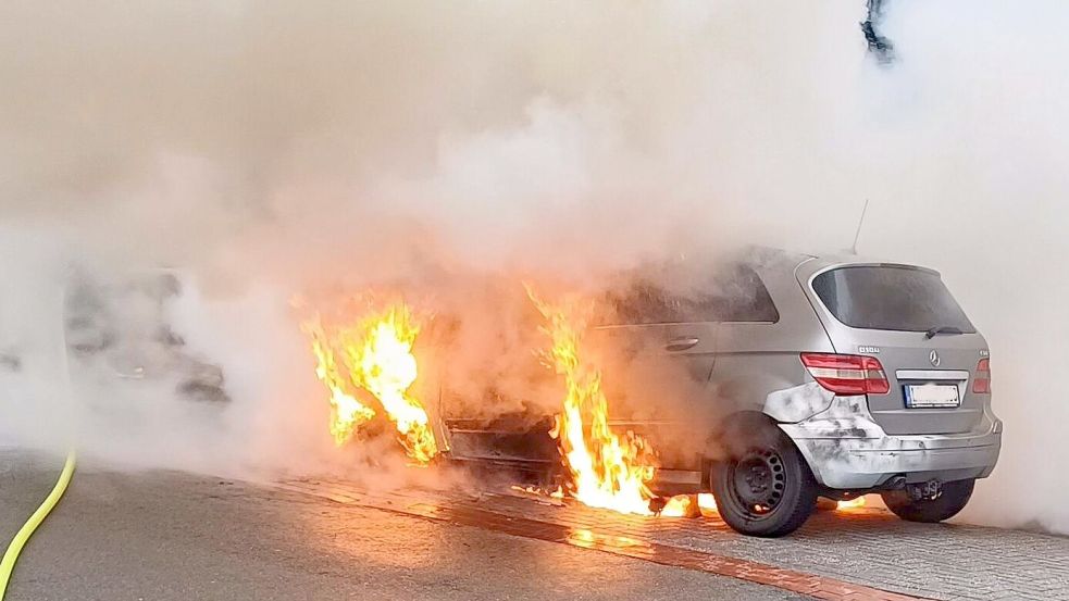 Das Auto in Weener stand komplett in Flammen. Foto: Joachim Rand/Feuerwehr