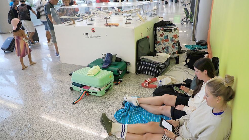 Reisende strandeten auf dem Flughafen und mussten die Nacht auf Decken und Luftmatratzen verbringen. Foto: Clara Margais/dpa