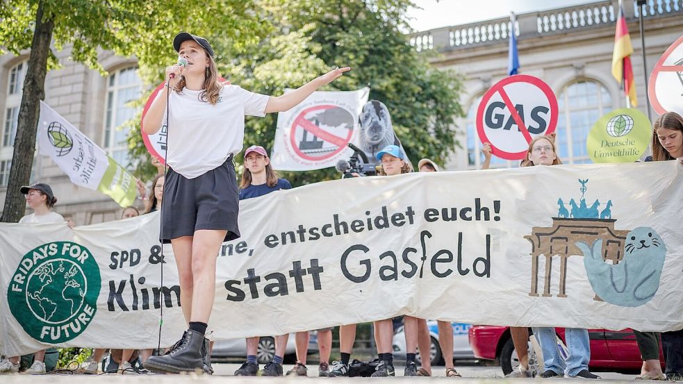 Protest in Berlin gegen ein Gasfeld vor Borkum, an der Spitze mit Luisa Neubauer von Fridays for Future. Foto: Kay Nietfeld/dpa