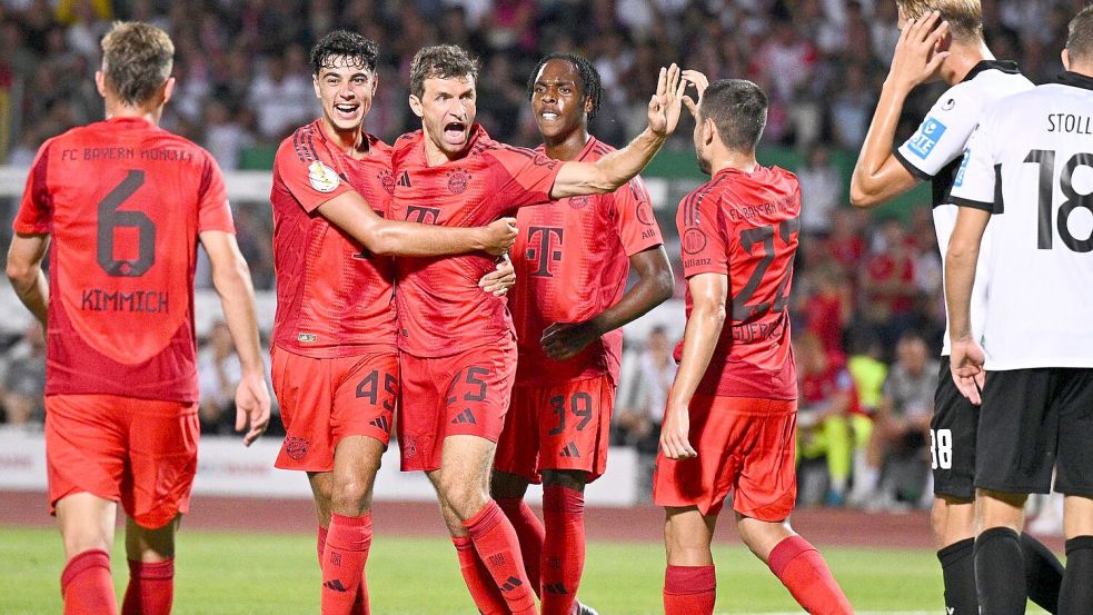 Thomas Müller trifft mehrfach beim ersten Pflichtspielsieg unter Kompany. Foto: Tom Weller/dpa