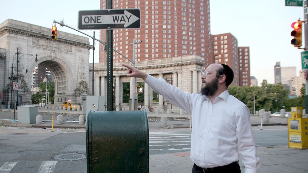 Jeden Donnerstagmorgen prüft Rabbi Moshe Tauber, ob der Eruv in Manhatten intakt ist. Foto: Christina Horsten/dpa