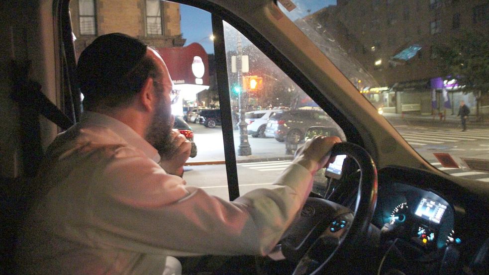 Mit seinem schwarzen Kleinbus fährt Rabbi Moshe Tauber den symbolischen Zaun ab. Foto: Christina Horsten/dpa