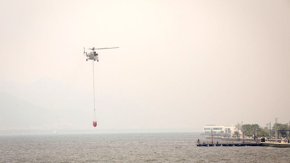 Tausende Einsatzkräfte bemühen sich, den Waldbrand bei Izmir unter Kontrolle zu bekommen. Foto: Tolga Ildun/ZUMA Press Wire/dpa