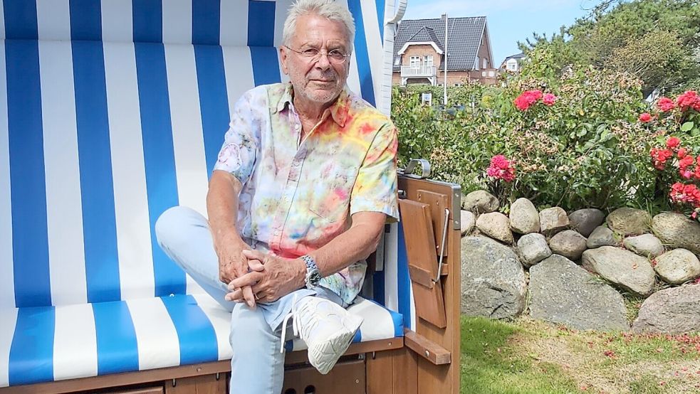 Reinhard Mey im Strandkorb der Bäckerei Jessen in Wenningstedt. Hier sitzt er gern. Foto: Wolfgang Barth