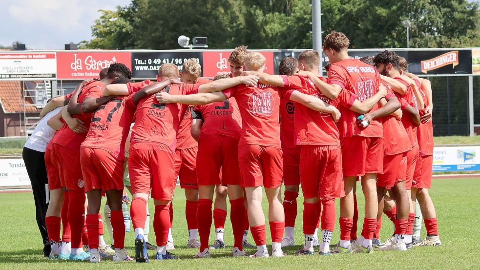 In der vergangenen Saison kämpften die Auricher Fußballer lange Zeit gegen den Abstieg. Diesmal legten sie einen tadellosen Start mit drei Siegen, darunter zwei 9:0-Erfolge, in die neue Saison hin. Lohn ist die Tabellenführung für die Kicker vom Ellernfeld. Foto: Helmut Vortanz