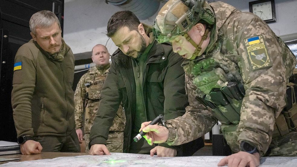 Der ukrainische Präsident Wolodymyr Selenskyj lässt sich regelmäßig über die Lage im Krieg durch den Oberbefehlshaber der Streitkräfte, Olexander Syrskyj, informieren. (Archivbild) Foto: Efrem Lukatsky/AP/dpa