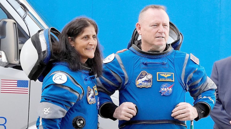 Wären Suni Williams (l) und Butch Wilmore auch gestartet, hätten sie ihr langes Bleiben auf der ISS absehen können? (Archivbild) Foto: John Raoux/AP/dpa