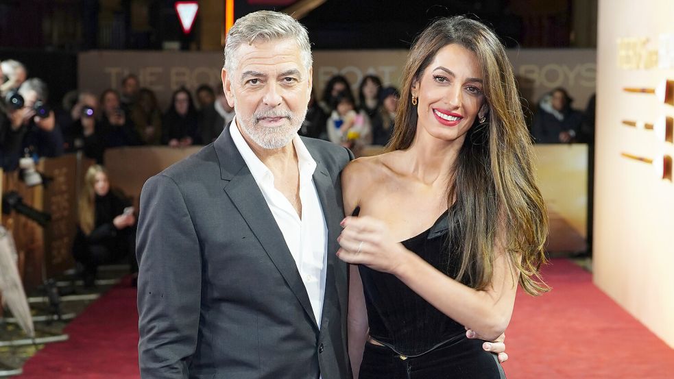 US-Schauspieler George Clooney mit Ehefrau und Menschenrechtsanwältin Amal Clooney, die zusammen die Clooney Foundation for Justice ins Leben gerufen haben. Foto: dpa/Ian West