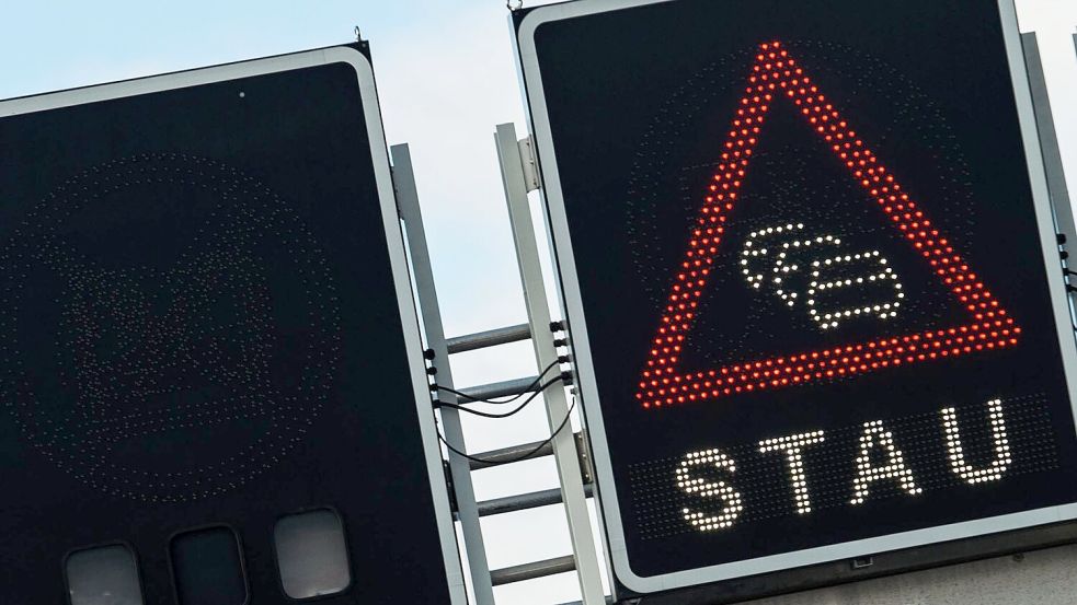 In einigen Bundesländern neigen sich die Sommerferien dem Ende zu - der ADAC erwartet ein staureiches Wochenende. (Symbolbild) Foto: Lino Mirgeler/dpa