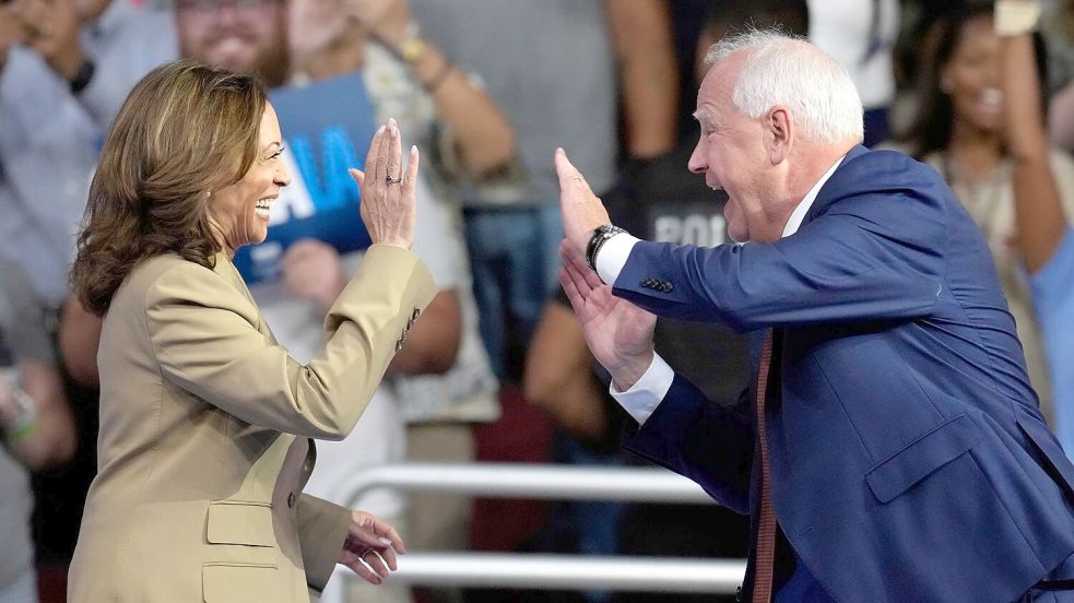 Treten gemeinsam gegen Donald Trump und J. D. Vance an: Kamala Harris und Tim Walz. Foto: Ross D. Franklin/AP/dpa