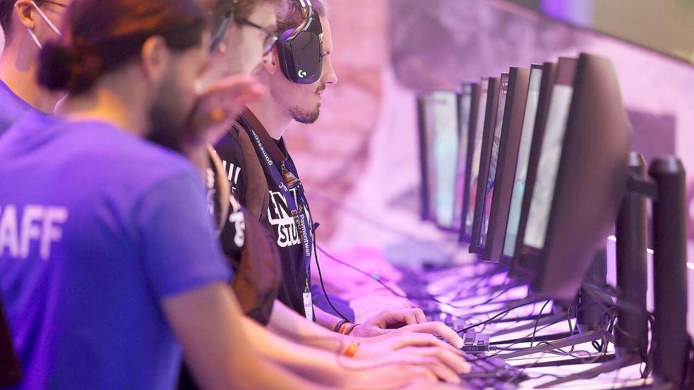 Messebesucher testen ein Computerspiel bei der Gamescom 2022. Bei der an diesem Mittwoch startenden Veranstaltung werden Hunderttausende Besucher erwartet. Foto: Oliver Berg/dpa