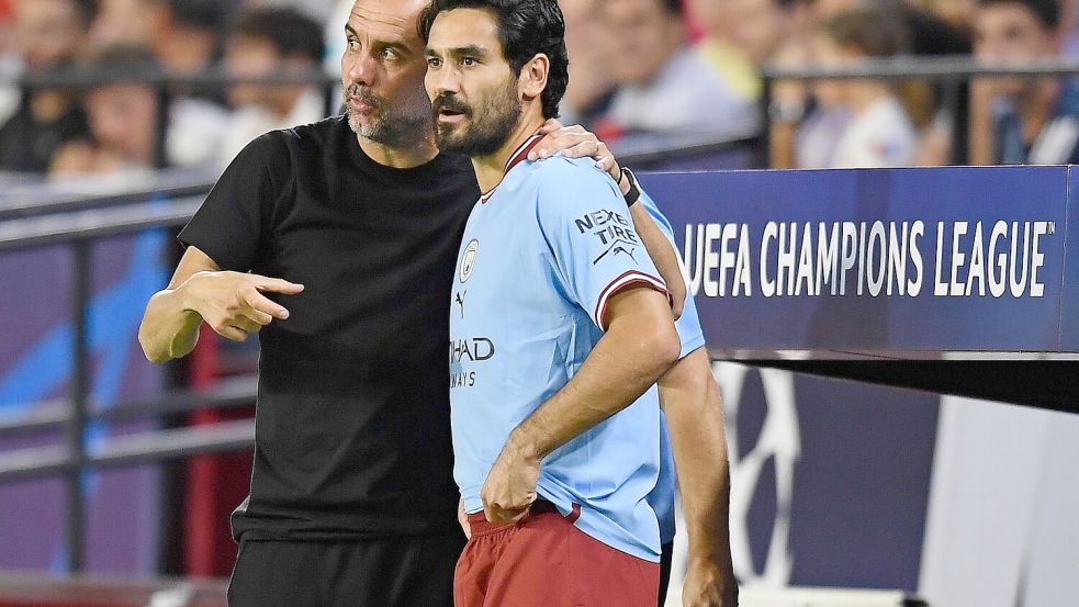 Pep Guardiola (l) und Ilkay Gündogan: Bald wieder in einem Team? Foto: Jose Breton/AP/dpa