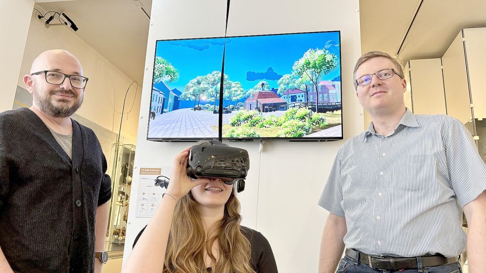 Tim Bruns (von links) und seine Mitarbeiterin Deike Brüdigam haben für das von Dr. Christoph Galler geleitete Historische Museum eine Virtual-Reality-Performance zusammengestellt. Auf dem Bildschirm ist das Pingelhus am Hafen zu sehen. Foto: Ortgies