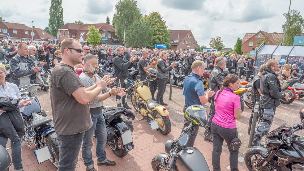 Unzählige Biker kamen mit ihren Maschinen nach Victorbur. Foto: Folkert Bents