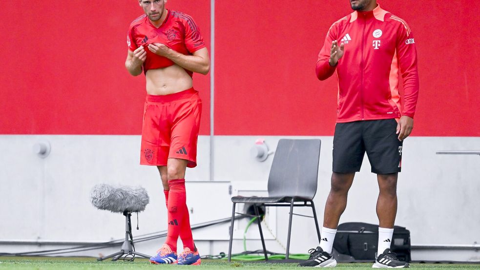 Startelfeinsatz im Testspiel: Aber Leon Goretzka (l.) hat einen schweren Stand beim neuen Bayern-Trainer Vincent Kompany. Foto: Sven Hoppe/dpa