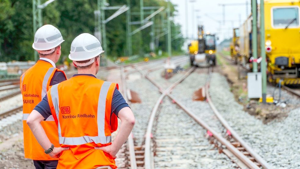 Einen Monat nach Beginn der Sperrung der Bahnverbindung Frankfurt-Mannheim liegen die Arbeiten nach Angaben der Deutschen Bahn im Zeitplan. Foto: Andreas Arnold/dpa