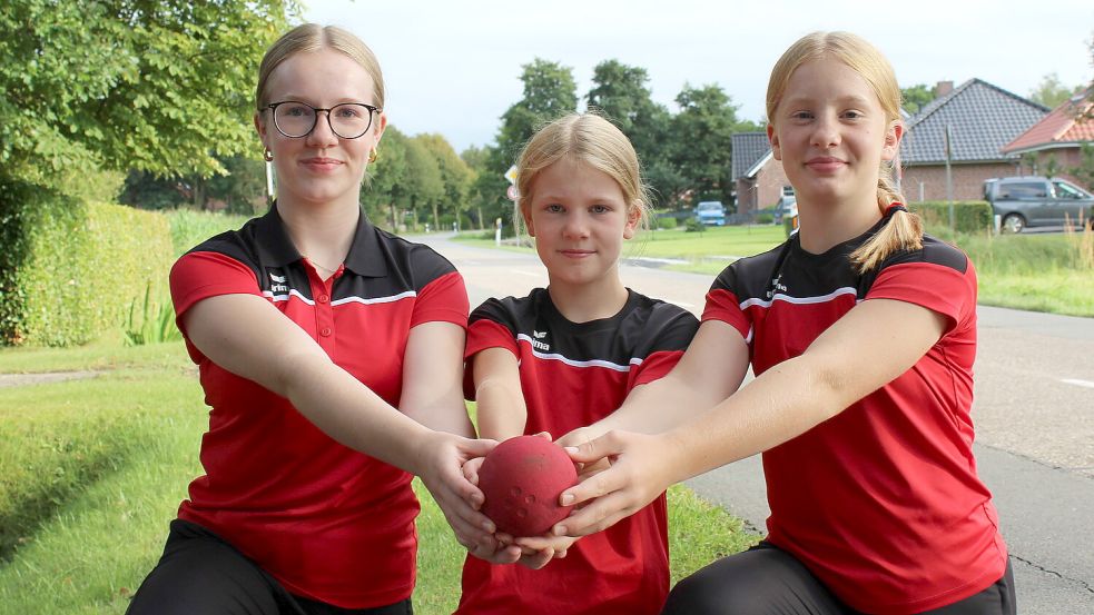 Die Boßelkugel ist ihr Freund: Die Leegmoorer Schwestern Merle-Sophie (von links), Carlotta und Amelie Saathoff haben bei Kreis-, Landes- und Verbandsmeisterschaften für Furore gesorgt und zahlreiche Medaillen und Titel abgeräumt. Fotos: Wolf-Rüdiger Saathoff