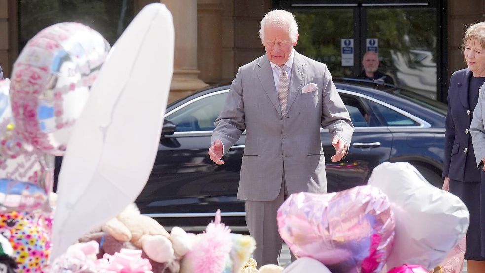 Der König machte sich in Southport ein Bild von der Trauer. Foto: Owen Humphreys/PA Wire/dpa