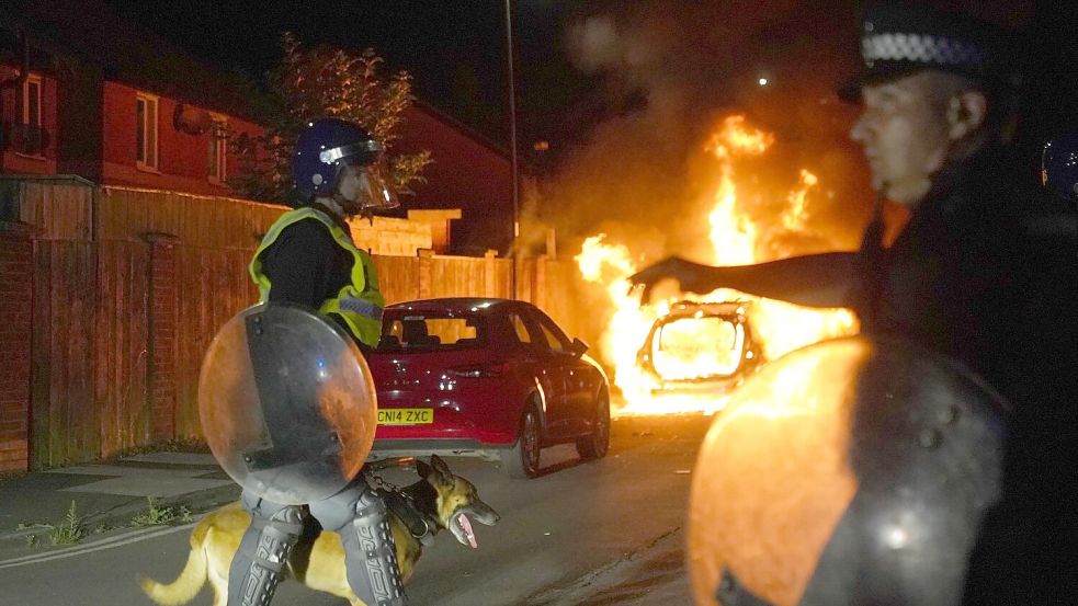 Tagelang kam es in mehreren Städten zu schweren Ausschreitungen. (Archivbild) Foto: Owen Humphreys/PA Wire/dpa