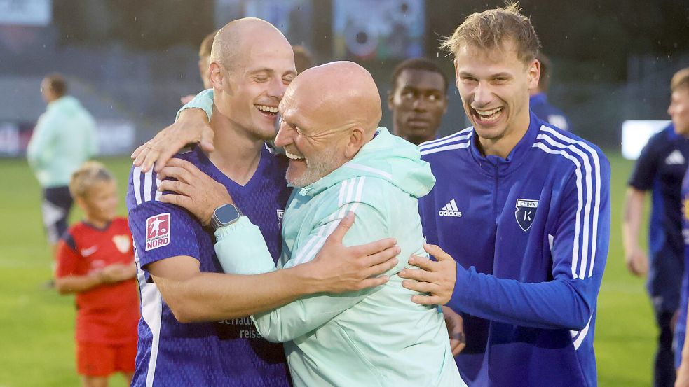 Die Freude bei Kickers-Trainer Stefan Emmerling war nach dem Fußballfest gegen Werder ausgelassen. Foto: Jens Doden