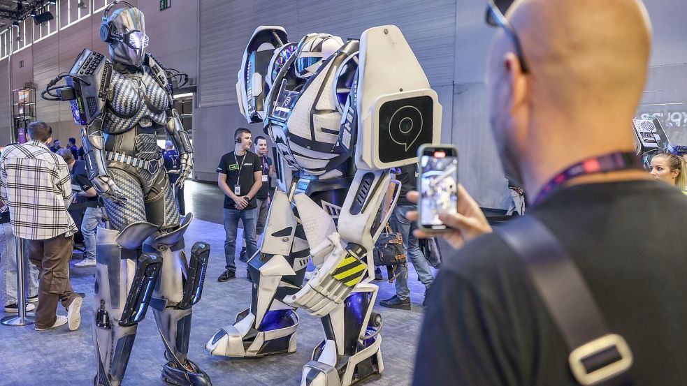 Fotografen nehmen Bilder von Fantasiefiguren der Gamescom auf. Foto: Oliver Berg/dpa