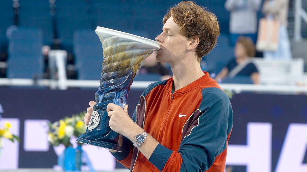 Jannik Sinner bejubelt den Titel beim Turnier in Cincinnati. Foto: Wally Nell/ZUMA Press Wire/dpa