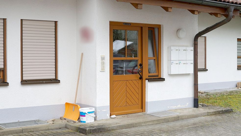 In diesem Haus in Hohentengen soll der junge Mann seine Eltern und seinen Bruder mit einem Messer getötet haben. (Archivbild) Foto: David Pichler/dpa