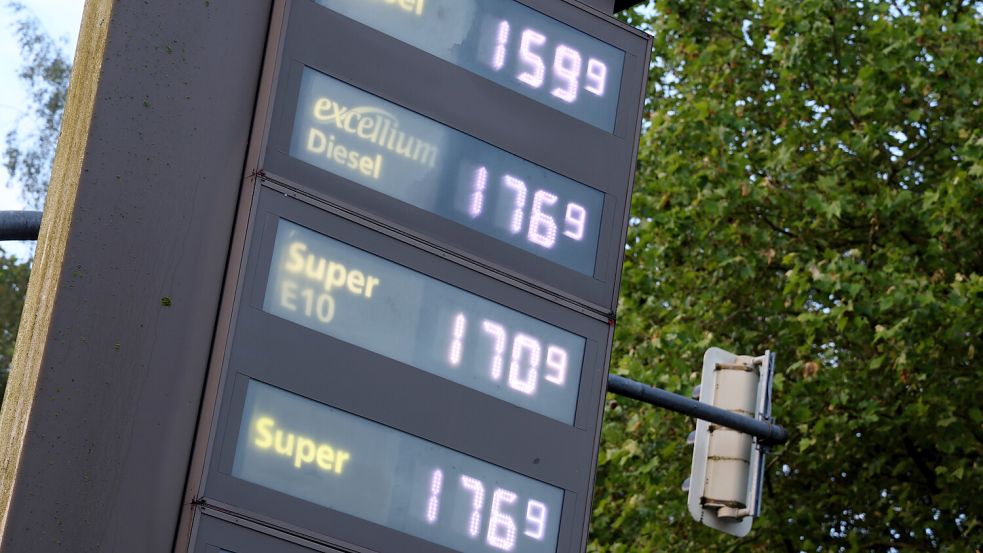 Die Spritpreise an deutschen Tankstelle fallen aktuell merklich. Foto: dpa/Bernd Wüstneck