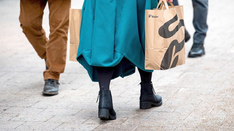 Eine Frau mit Einkaufstüten geht durch die Hamburger Innenstadt. Foto: Daniel Bockwoldt/dpa