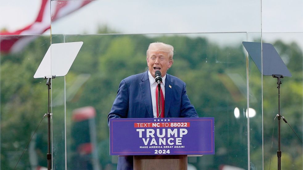 Trump machte in North Carolina erstmals wieder Wahlkampf unter freiem Himmel seit dem Attentat auf ihn im Juli. Foto: Julia Nikhinson/AP/dpa