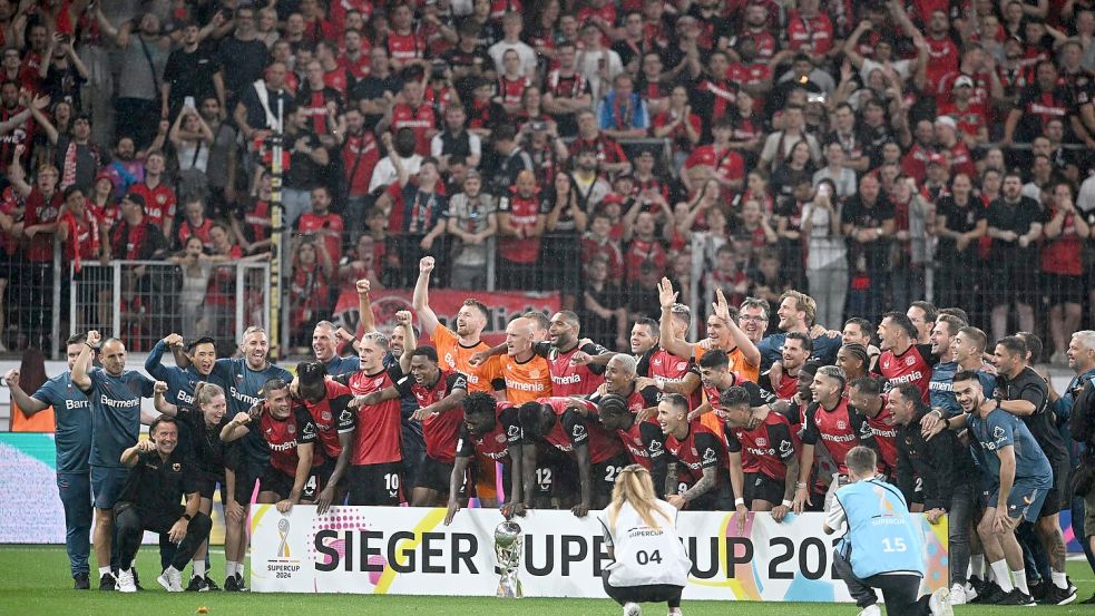 Bayer Leverkusen startet in der ungewohnte Rolle des Gejagten in die Saison. Foto: Bernd Thissen/dpa