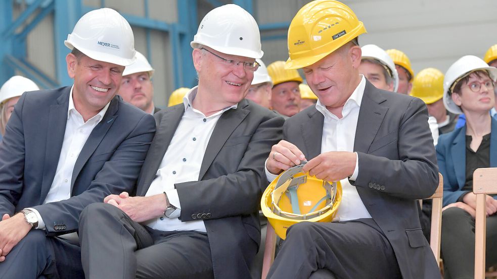 Bundeskanzler Olaf Scholz (rechts) mit Niedersachsens Ministerpräsident Stephan Weil (Mitte) und dem niedersächsischen Wirtschaftsminister Olaf Lies (links) am Donnerstag bei der Betriebsversammlung in Papenburg. Foto: Ortgies