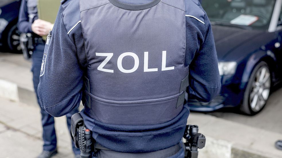 Rund 50 Beamtinnen und Beamten vom Zoll, der Polizei und der Stadt Emden kontrollierten am Donnerstag gastronomische Betriebe. Symbolfoto: Axel Heimken/dpa