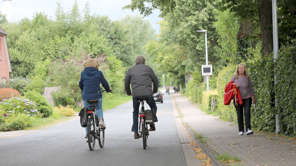 Zwei Radfahrer in Aurich. Foto: Romuald Banik