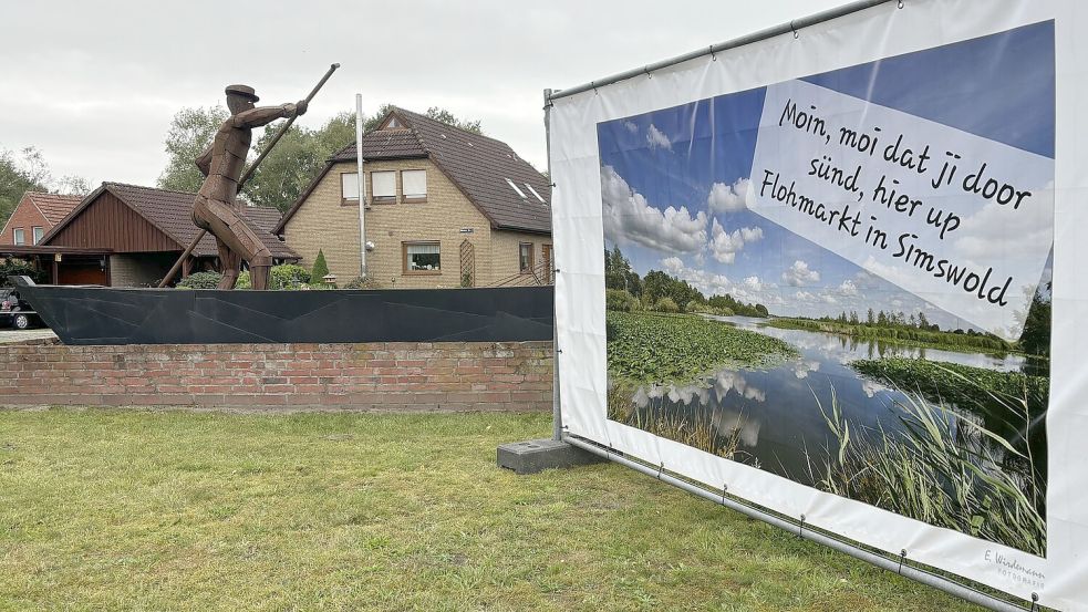 Ein Willkommensplakat wurde bei der Skulptur aufgestellt. Foto: Christin Wetzel