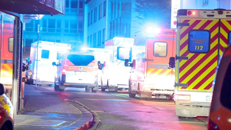 Polizei und Rettungswagen stehen in der Nähe des Einsatzortes beim Solinger Stadtfest. Foto: Gianni Gattus/dpa