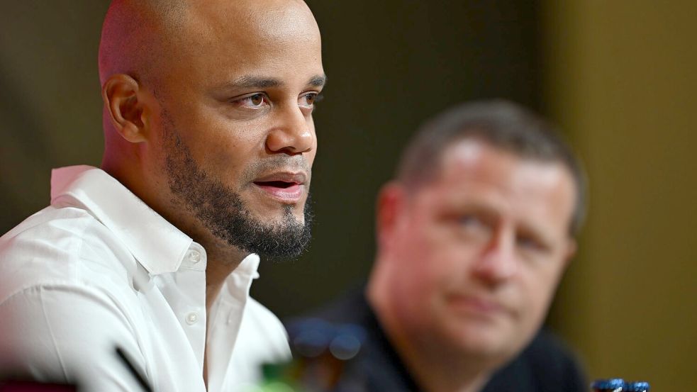 Trainer Vincent Kompany (l) und Sportvorstand Max Eberl äußern sich vor dem Bayern-Start - auch zum Titelkampf mit Meister Bayer Leverkusen. Foto: Sven Hoppe/dpa