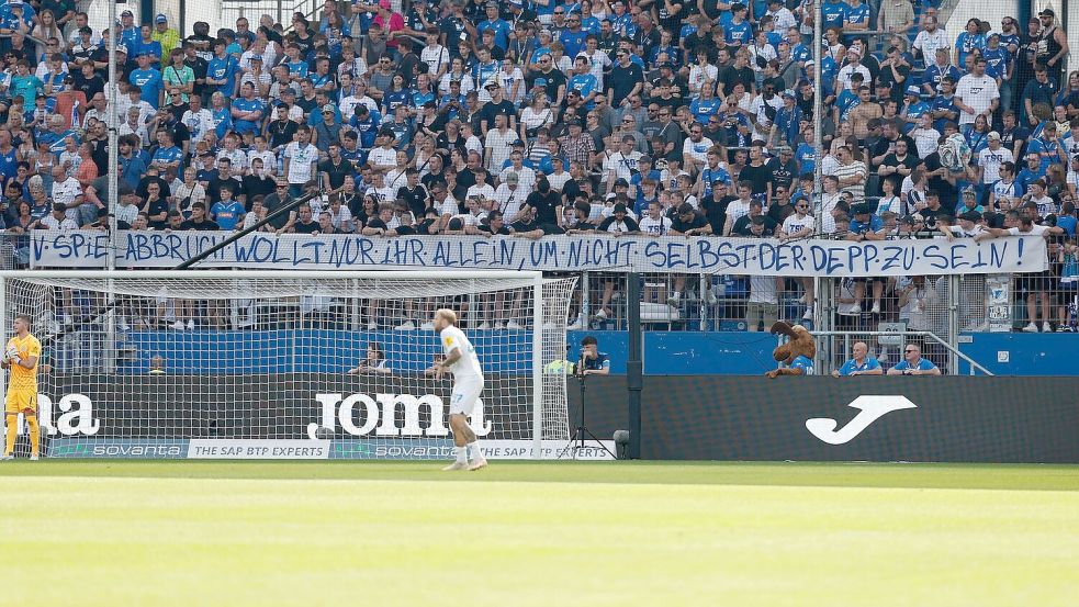 Proteste gegen den eigenen Club: Fans der TSG Hoffenheim Foto: Heiko Becker/dpa