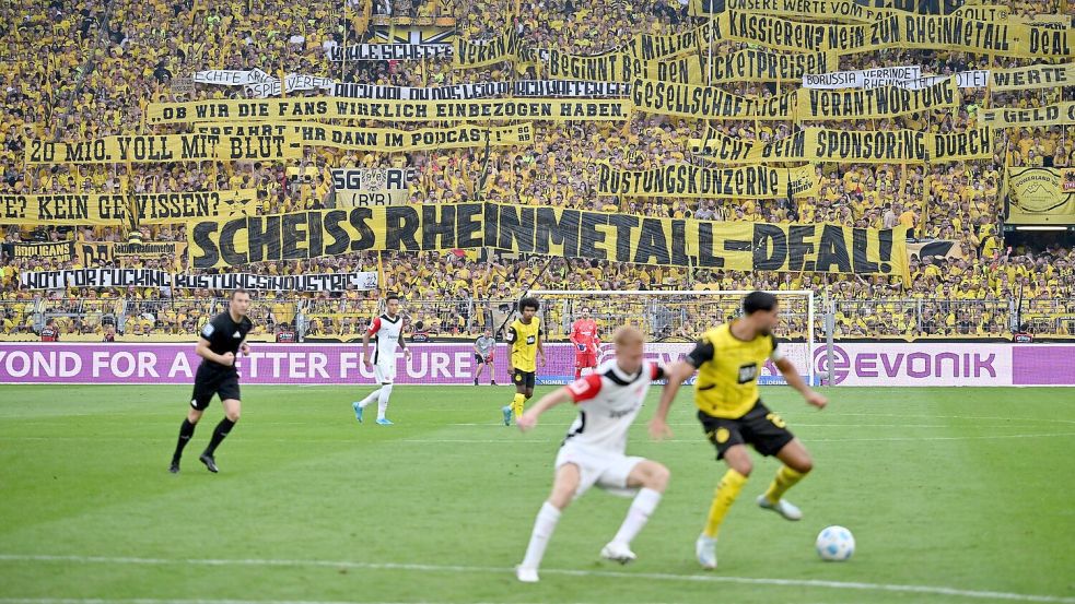 Die BVB-Fans protestieren gegen den Rheinmetall-Deal. Foto: Bernd Thissen/dpa