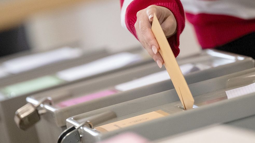 Eine Woche vor den Landtagswahlen in Thüringen und Sachsen sieht eine neue Umfrage des Instituts Insa für die „Bild“ die AfD in beiden Ländern vorn. (Symbolbild) Foto: Marijan Murat/dpa