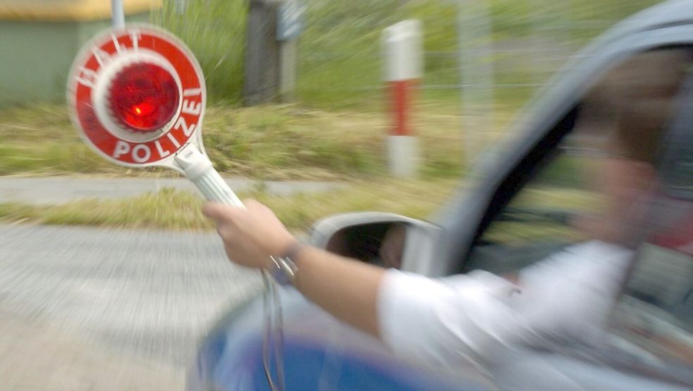 In Leer flüchtete ein Motorradfahrer vor einer Verkehrskontrolle. Symbolfoto: Carsten Rehder dpa/lno