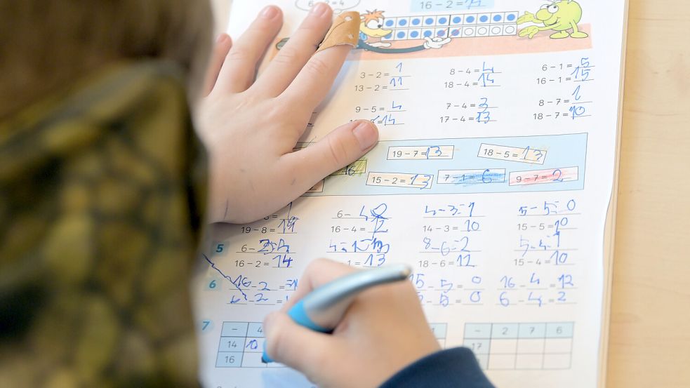 Matheunterricht hat weder ein gutes Image, noch scheinen Schüler darin besonders gut zu sein. Woher kommt das? Foto: dpa/Soeren Stache