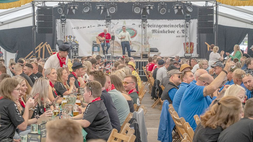 Das Festzelt war auch am Sonnabend ausgebucht. Hier wurde kräftig gefeiert, zum Beispiel zu den bekannten Liedern von Hannes Flesner. Foto: Folkert Bents