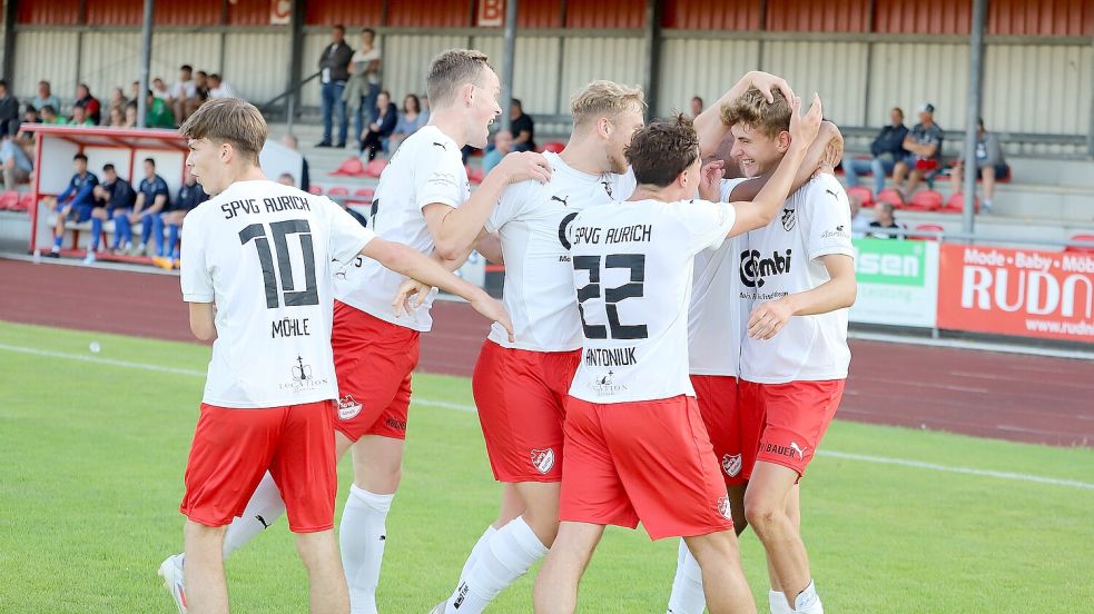 Der Auricher Nico Möhle (links), hier in einer Szene aus dem Pokalspiel gegen Esens, traf in Borssum beim 6:0-Erfolg gleich zweimal. Foto: Wilfried Gronewold