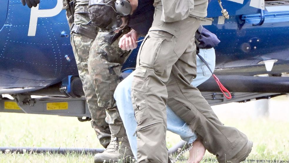 Barfuß brachten Polizisten den Tatverdächtigen zum Ermittlungsrichter am BGH. Foto: Uli Deck/dpa