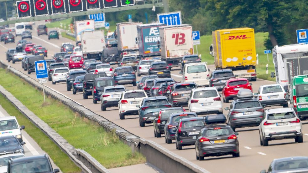 Vor allem auf den Autobahnen in Süddeutschland dürfte am Wochenende wieder viel Verkehr herrschen. (Symbolbild) Foto: Peter Kneffel/dpa