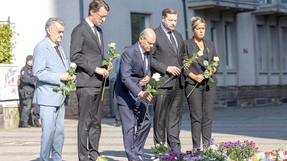 Bundeskanzler Olaf Scholz (SPD) gedenkt in Solingen der Opfer des Anschlags vom 23. August. Foto: Thomas Banneyer/dpa