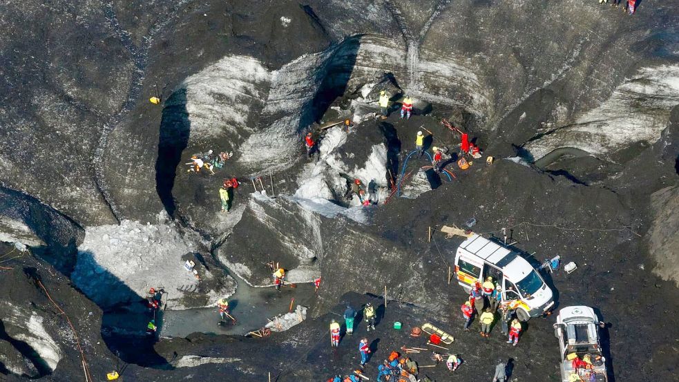 Einsatz in unwegsamen Gelände: Rettungskräfte suchen nach den vermeintlich Vermissten. Foto: Vilhelm Gunnarsson/STOD2/AP/dpa