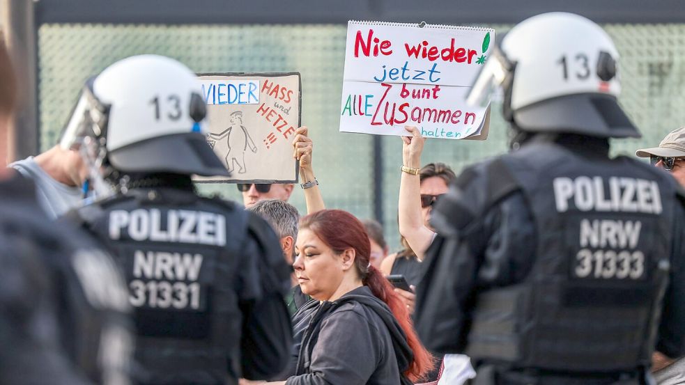 Nach dem Anschlag mit drei Toten in Solingen hat es am Montagabend in der Stadt erneut Demonstrationen gegeben. Foto: Christoph Reichwein/dpa